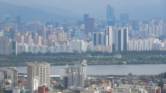 정치권에서 주택담보대출시장 규제 근거를 마련하는 법안이 발의됐지만 금융 당국의 난색으로 통과가 어려워질 것으로 전망된다. 연합뉴스